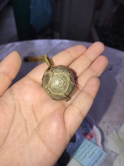 ลูกอม หลวงปู่ศุข วัดปากคลองมะขามเฒ่า ชัยนาท จารมือ ยุคต้น เนื้อผง แข็ง สีเทาๆขาว ขนาดกลม กำลังดี ถักลวด มีคราบดิน สวย สมบูรณ์ สร้างน้อย เป็น รูปที่ 3