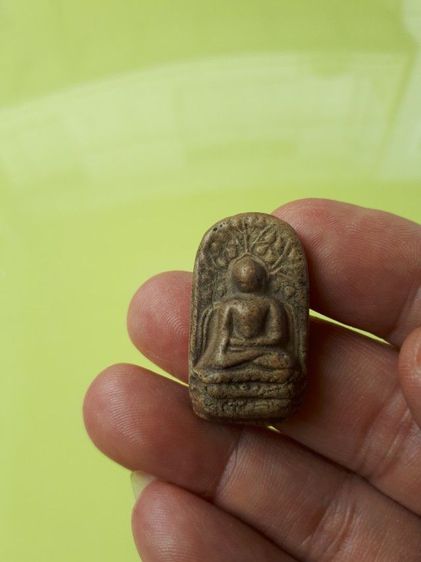 พระคง กรุเก่า จังหวัดลำพูน หลังอูม เนื้อดินเผา มวลสารครบ จัด ละเอียด องค์นี้เป็นพระคงสีพิกุลค่อนไปทางสีเนื้ออ่อน มีเนื้อดินที่แข็งแกร่ง แห้ง รูปที่ 7