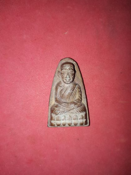 หลวงปู่ทวด หลังเตารีด หลังหนังสือใหญ่ พิมพ์ตัว ท. ปี 05 ถูกพิมพ์ เนื้อทองผสม แก่ทองเหลือง เนื้อเข้มจัด เนื้อแกร่ง แห้งสนิท ไม่รมดำ ผิวเดิมๆ  รูปที่ 2