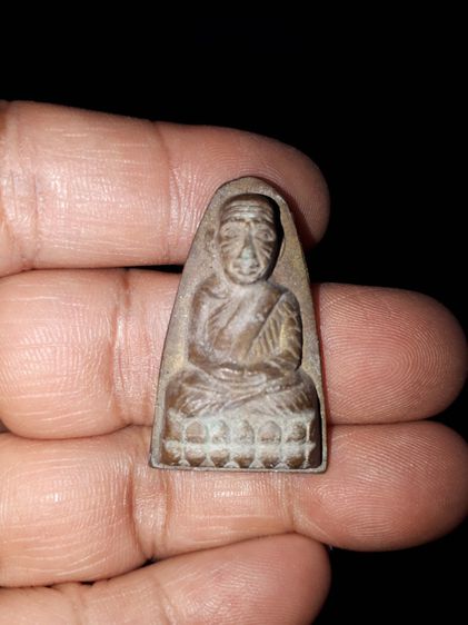 หลวงปู่ทวด หลังเตารีด หลังหนังสือใหญ่ พิมพ์ตัว ท. ปี 05 ถูกพิมพ์ เนื้อทองผสม แก่ทองเหลือง เนื้อเข้มจัด เนื้อแกร่ง แห้งสนิท ไม่รมดำ ผิวเดิมๆ  รูปที่ 8