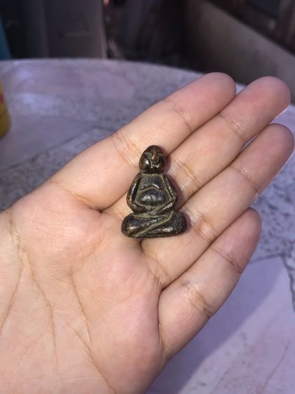 พระสังกัจจายน์ หลวงพ่อแก้ว วัดเครือวัลย์ จ.ชลบุรี เนื้อผงคลุกรัก เนื้อนั้นเป็นผงคลุกรักสีหนักมาทางกะลามะพร้าวตามสูตรเก่า ผิวมันเงา องค์นี้มี รูปที่ 7