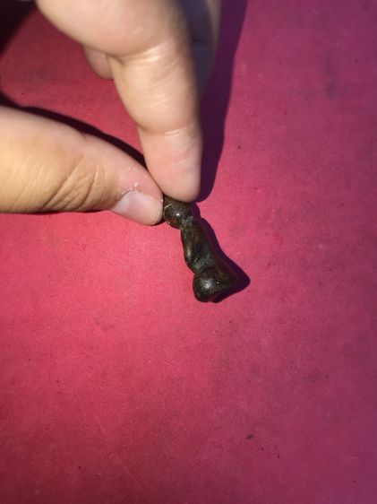 พระสังกัจจายน์ หลวงพ่อแก้ว วัดเครือวัลย์ จ.ชลบุรี เนื้อผงคลุกรัก เนื้อนั้นเป็นผงคลุกรักสีหนักมาทางกะลามะพร้าวตามสูตรเก่า ผิวมันเงา องค์นี้มี รูปที่ 4