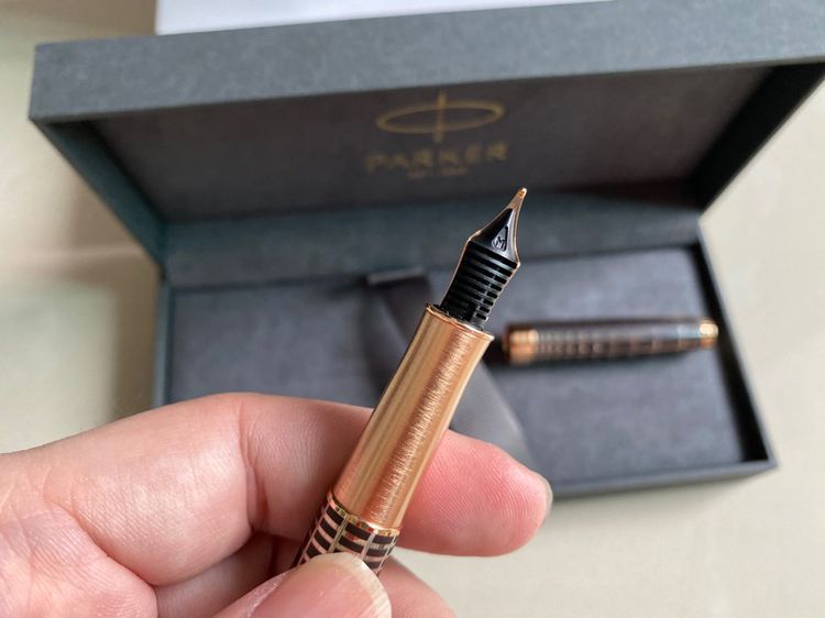 ปากกาหมึกซึม Parker Sonnet Prestige Brown Rubber Rose Gold Fountain Pen 18k M Nibใหม่ รูปที่ 4