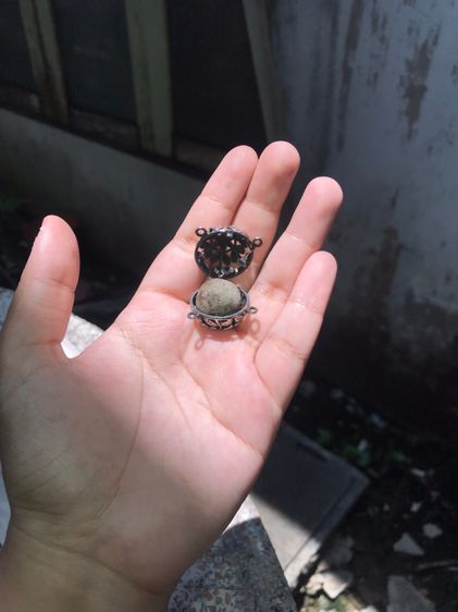 ลูกอมหลวงปู่ทวด วัดช้างให้ รุ่นแรกๆ ลูกอมเนื้อดินกากยายักษ์ ผสมว่าน สีออกน้ำตาลอมดำ แท้ตามมาตรฐาน ผิวแห้ง มีแร่ เม็ดดำ เม็ดแดง ดูง่ายๆ ชัดเจ รูปที่ 5