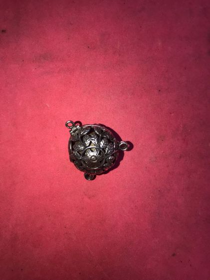 ลูกอมหลวงปู่ทวด วัดช้างให้ รุ่นแรกๆ ลูกอมเนื้อดินกากยายักษ์ ผสมว่าน สีออกน้ำตาลอมดำ แท้ตามมาตรฐาน ผิวแห้ง มีแร่ เม็ดดำ เม็ดแดง ดูง่ายๆ ชัดเจ รูปที่ 6