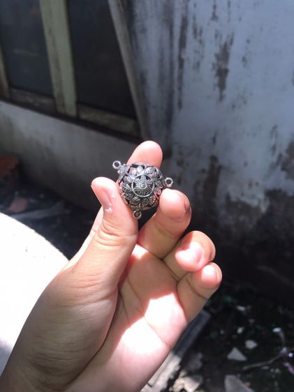 ลูกอมหลวงปู่ทวด วัดช้างให้ รุ่นแรกๆ ลูกอมเนื้อดินกากยายักษ์ ผสมว่าน สีออกน้ำตาลอมดำ แท้ตามมาตรฐาน ผิวแห้ง มีแร่ เม็ดดำ เม็ดแดง ดูง่ายๆ ชัดเจ รูปที่ 9