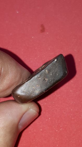 พระซุ้มกอ พิมพ์ใหญ่ มีกนก หลังสวย ไม่รู้กรุ กำแพงเพชร อายุประมาณ 700-800 ปี เนื้อดินเผา ละเอียดมาก เนื้อสีดำมัน อมน้ำตาล มีว่านดอกมะขามลอย จ รูปที่ 5