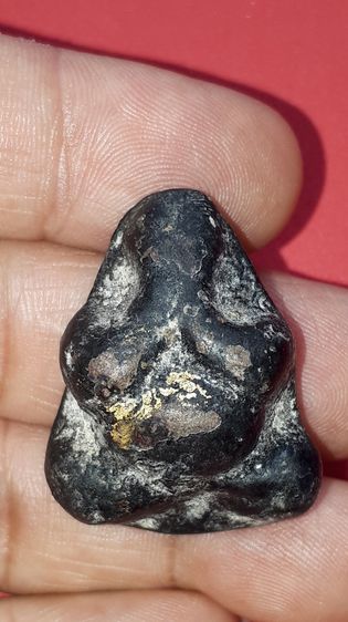 พระปิดตา หลังเรียบ เนื้อผงจุ่มรัก ปิดทอง ลอยองค์ ผิวเหยี่ยวแห้ง ลอกร่อน ขึ้นมัน พิมพ์คม ชัด สวย เป็นธรรมชาติ เก่าถึงยุคสมัยแน่นอน ขนาดกลาง ม รูปที่ 7