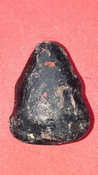 พระปิดตา หลังเรียบ เนื้อผงจุ่มรัก ปิดทอง ลอยองค์ ผิวเหยี่ยวแห้ง ลอกร่อน ขึ้นมัน พิมพ์คม ชัด สวย เป็นธรรมชาติ เก่าถึงยุคสมัยแน่นอน ขนาดกลาง ม รูปที่ 2