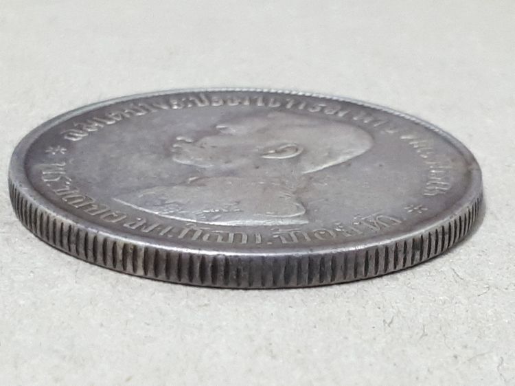(บ.114) เหรียญ 1 บาท เนื้อเงิน รศ.122 รัชกาลที่ 5 หลังตราแผ่นดิน  รูปที่ 3