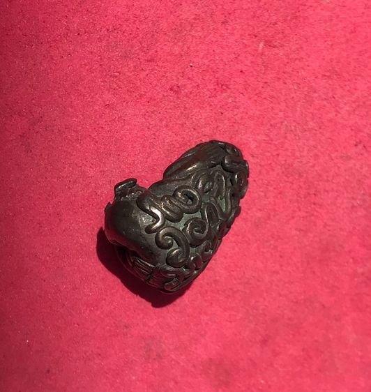 พระปิดตา พิมพ์ยันต์ยุ่ง เศียรบาตร เนื้อสำริดเงิน หลวงพ่อทับ อินทโชติ วัดสุวรรณาราม ( ทอง ) บางกอกน้อย พิมพ์คม ชัด เส้นยันต์คมชัด ลึก เส้นยัน รูปที่ 13