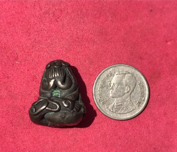 พระปิดตา พิมพ์ยันต์ยุ่ง เศียรบาตร เนื้อสำริดเงิน หลวงพ่อทับ อินทโชติ วัดสุวรรณาราม ( ทอง ) บางกอกน้อย พิมพ์คม ชัด เส้นยันต์คมชัด ลึก เส้นยัน รูปที่ 16