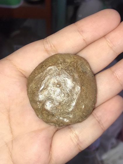 ท้าวกุเวร ศิลปะศรีวิชัย หลังเรียบ เนื้อดิน ผิวมัน เงา เนื้อดินออกแดงสภาพเดิมๆจากรุ มีคราบดินกรุ นื้อหามวลสารมีว่าดอกมะขาม รารัก คล้ายพระกรุก รูปที่ 3