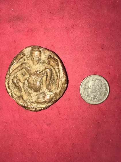 ท้าวกุเวร ศิลปะศรีวิชัย หลังเรียบ เนื้อดิน ผิวมัน เงา เนื้อดินออกแดงสภาพเดิมๆจากรุ มีคราบดินกรุ นื้อหามวลสารมีว่าดอกมะขาม รารัก คล้ายพระกรุก รูปที่ 2