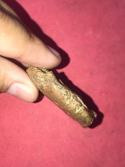 ท้าวกุเวร ศิลปะศรีวิชัย หลังเรียบ เนื้อดิน ผิวมัน เงา เนื้อดินออกแดงสภาพเดิมๆจากรุ มีคราบดินกรุ นื้อหามวลสารมีว่าดอกมะขาม รารัก คล้ายพระกรุก รูปที่ 9