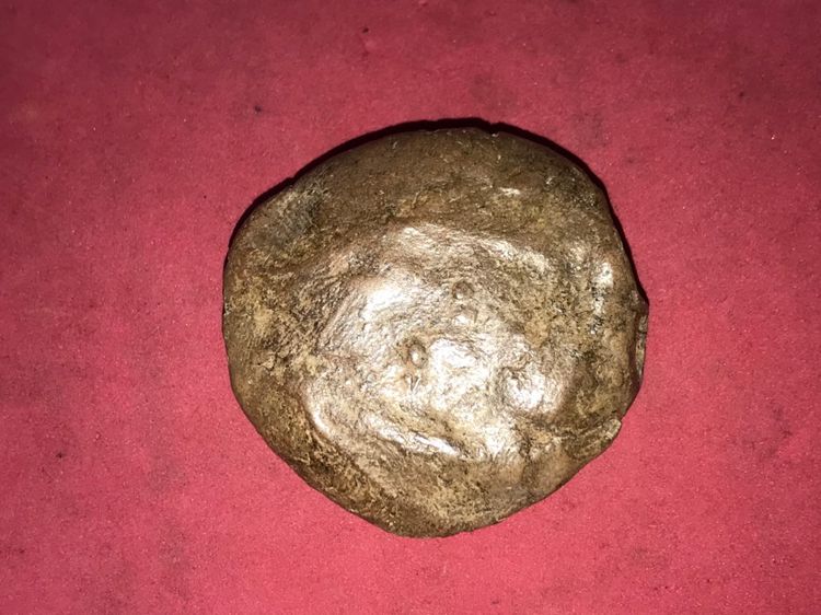 ท้าวกุเวร ศิลปะศรีวิชัย หลังเรียบ เนื้อดิน ผิวมัน เงา เนื้อดินออกแดงสภาพเดิมๆจากรุ มีคราบดินกรุ นื้อหามวลสารมีว่าดอกมะขาม รารัก คล้ายพระกรุก รูปที่ 8