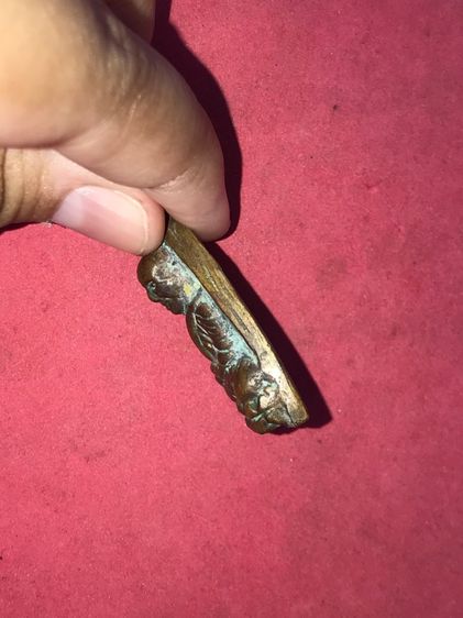 หลวงปู่ทวด หลังเตารีด วัดช้างให้ ปัตตานี เนื้อทองผสม ปี 2505 พระถูกพิมพ์ หลังสวย เป็นธรรมชาติ หนา ล้ำ ไม่มีรอยแต่งตะไบ ผิวออกสองสี มีคราบขี้ รูปที่ 4