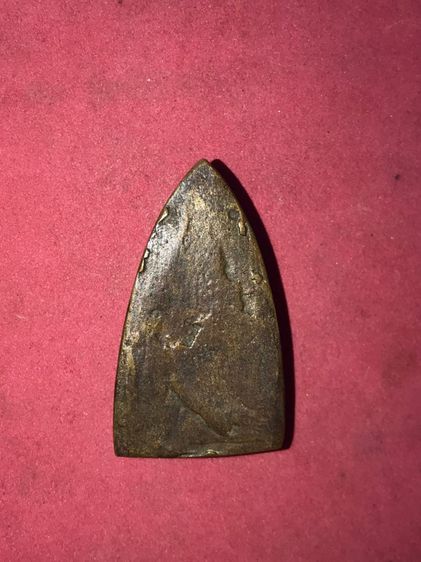 หลวงปู่ทวด หลังเตารีด วัดช้างให้ ปัตตานี เนื้อทองผสม ปี 2505 พระถูกพิมพ์ หลังสวย เป็นธรรมชาติ หนา ล้ำ ไม่มีรอยแต่งตะไบ ผิวออกสองสี มีคราบขี้ รูปที่ 2