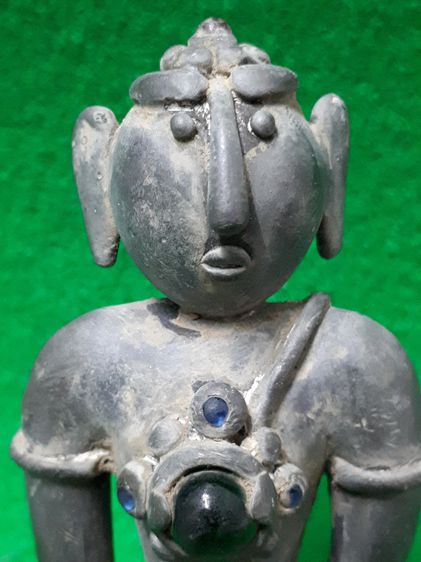 (บ.139) ตุ๊กตาสุโขทัยมือถือพดด้วง งานเก่าเนื้อสำริด รูปที่ 3