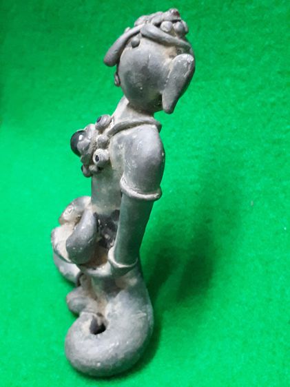 (บ.139) ตุ๊กตาสุโขทัยมือถือพดด้วง งานเก่าเนื้อสำริด รูปที่ 4