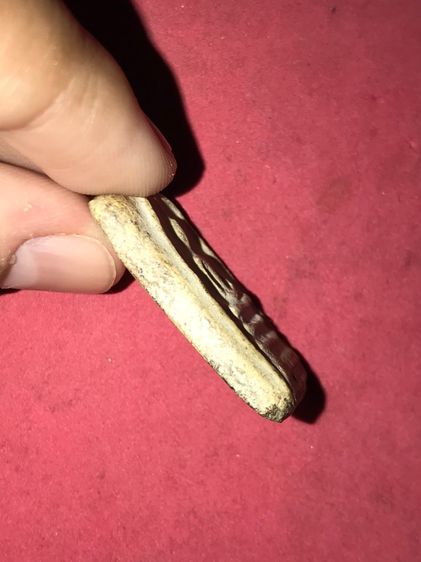 พระสมเด็จ วัดระฆัง พิมพ์คะแนนพัน เกศทะลุซุ้ม เนื้อผงพุทธคุณ กดพิมพ์ชัดๆ ผิวแห้ง มัน มีฝาขาว ยุบย่น ขอบไม่คมมือ มวลสารครบ เก่า มีเอกลักษณ์ในต รูปที่ 3