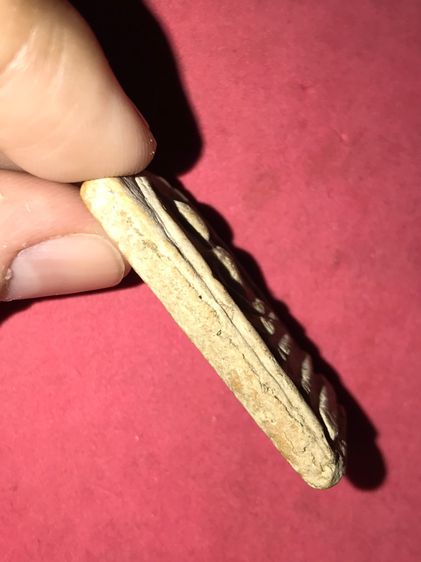 พระสมเด็จ วัดระฆัง พิมพ์ใหญ่โบราณ เนื้อผงพุทธคุณ เนื้อนี้เป็นเนื้อนิยม กดพิมพ์ชัดๆ ผิวแห้ง มัน มีฝาขาว ยุบย่น ขอบไม่คมมือ มวลสารครบ เก่า มีเ รูปที่ 3