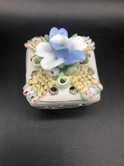 กระปุกเซรามิค ประดับลวดลายดอกไม้ฉลุลาย