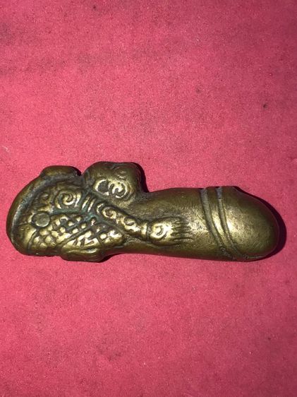 ปลัดขิก หนุมานทรงเครื่อง เนื้อทองผสม จารมือด้านล่าง ขนาดประมาณ 2 นิ้ว ยุคแรกๆ เนื้อโลหะแห้ง เก่า สภาพสวยเดิมและสมบูรณ์ งานเรียบร้อย มีน้อย ห รูปที่ 4