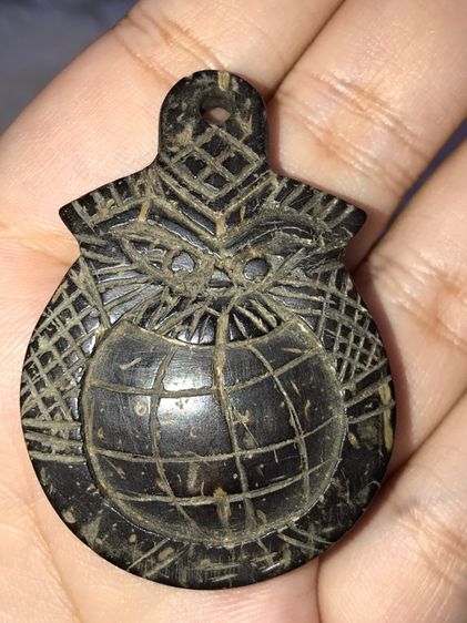 พระราหูอมจันทร์ แกะจากกะลาตาเดียว มีหูห้อย แบบยกซุ้ม ด้านหลังยันต์ดวง ขนาดห้อยคอ สีดำ เงา มัน ศิลปะการแกะมือ สวยงาม เนื้อแห้ง หนา เรียบเนียน รูปที่ 7