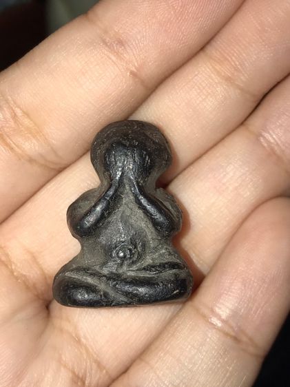 พระปิดตา มีกริ่ง จารมือทั้งองค์ เนื้อผงพุทธคุณ ผิวออกสีดำด้าน เหี่ยวย่น พระมีน้ำหนัก กริ่งดัง พระสภาพสมบูรณ์ สวย แปลก เก่า แท้ หายาก นานๆจะเ รูปที่ 7