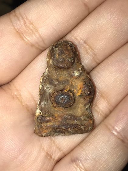 พระขุนช้าง หลังเรียบลายผ้า เนื้อตะกั่ว ผิวสีเทา อมดำ ขึ้นไขขาว เหี่ยวย่น ขอบไม่คมมือ พระมีน้ำหนัก พระมีเอกลักษณ์ในตัวเอง สภาพสมบูรณ์ สวย แปล รูปที่ 7