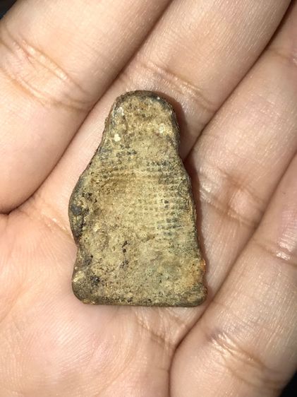 พระขุนช้าง หลังเรียบลายผ้า เนื้อตะกั่ว ผิวสีเทา อมดำ ขึ้นไขขาว เหี่ยวย่น ขอบไม่คมมือ พระมีน้ำหนัก พระมีเอกลักษณ์ในตัวเอง สภาพสมบูรณ์ สวย แปล รูปที่ 8