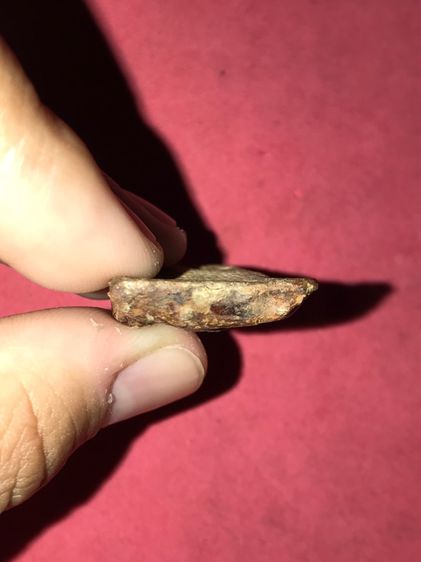 พระขุนช้าง หลังเรียบลายผ้า เนื้อตะกั่ว ผิวสีเทา อมดำ ขึ้นไขขาว เหี่ยวย่น ขอบไม่คมมือ พระมีน้ำหนัก พระมีเอกลักษณ์ในตัวเอง สภาพสมบูรณ์ สวย แปล รูปที่ 5