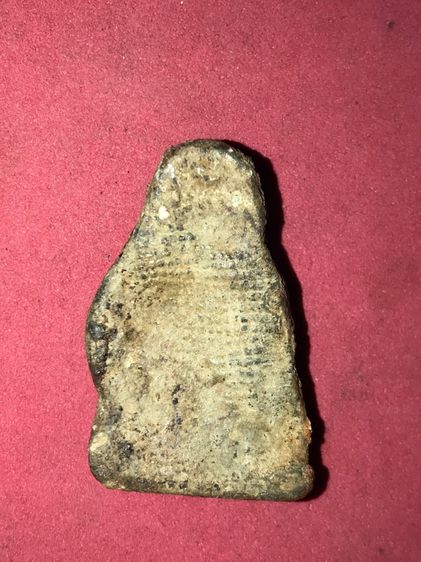 พระขุนช้าง หลังเรียบลายผ้า เนื้อตะกั่ว ผิวสีเทา อมดำ ขึ้นไขขาว เหี่ยวย่น ขอบไม่คมมือ พระมีน้ำหนัก พระมีเอกลักษณ์ในตัวเอง สภาพสมบูรณ์ สวย แปล รูปที่ 2