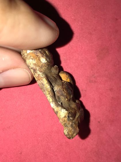 พระขุนช้าง หลังเรียบลายผ้า เนื้อตะกั่ว ผิวสีเทา อมดำ ขึ้นไขขาว เหี่ยวย่น ขอบไม่คมมือ พระมีน้ำหนัก พระมีเอกลักษณ์ในตัวเอง สภาพสมบูรณ์ สวย แปล รูปที่ 3