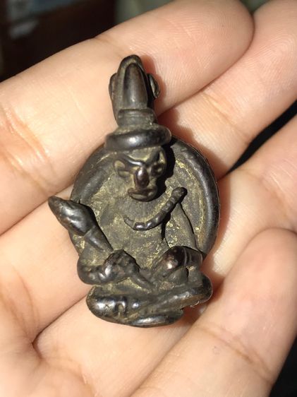 พระอุปคุต ถือดอกบัว หลังเต่า อายุมากกว่า 300 ปี เนื้อสัมฤทธิ์เงิน กลับดำ ยุบ ย่น หล่อโบราณ ยุคแรก มีน้ำหนัก เนื้อเรียบเนียน ไม่คมมือ เก่า โบ รูปที่ 7