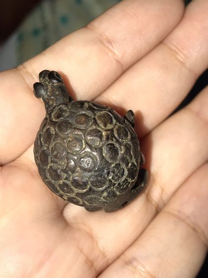 พระอุปคุต ถือดอกบัว หลังเต่า อายุมากกว่า 300 ปี เนื้อสัมฤทธิ์เงิน กลับดำ ยุบ ย่น หล่อโบราณ ยุคแรก มีน้ำหนัก เนื้อเรียบเนียน ไม่คมมือ เก่า โบ รูปที่ 8