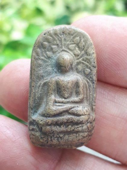 พระคง กรุเก่า จังหวัดลำพูน หลังอูม เนื้อดินเผา มวลสารครบ จัด ละเอียด องค์นี้เป็นพระคงสีพิกุลค่อนไปทางสีเนื้ออ่อน มีเนื้อดินที่แข็งแกร่ง แห้ง รูปที่ 17