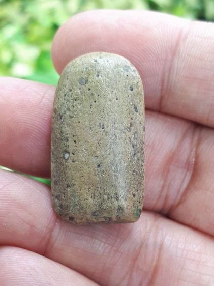 พระคง กรุเก่า จังหวัดลำพูน หลังอูม เนื้อดินเผา มวลสารครบ จัด ละเอียด องค์นี้เป็นพระคงสีพิกุลค่อนไปทางสีเนื้ออ่อน มีเนื้อดินที่แข็งแกร่ง แห้ง รูปที่ 18