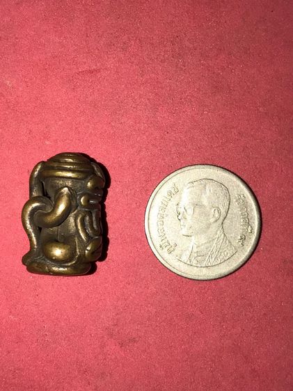 พระปิดตา พิมพ์สอดเข่า หรือพระกุมารในครรภ์ หลวงพ่อเจ็ก วัดเขาแดงตะวันตก พัทลุง ปี 2485 ยุคต้น เนื้อโลหะผสม มีคราบน้ำทอง คราบเบ้าอยู่ครบ พุทธศ รูปที่ 7