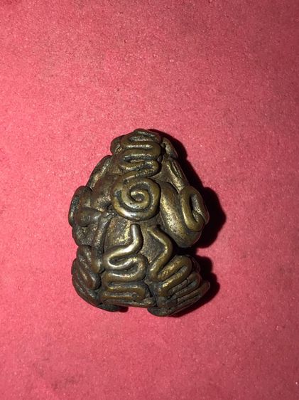 พระปิดตายันต์ยุ่ง รุ่นแรกๆ วัดโนลี จ.ปัตตานี ปี 2485 ยุคต้น เนื้อโลหะผสม มีคราบน้ำทอง คราบเขม่าดินขี้เบ้า ผิวไฟอยู่ครบ พุทธศิลป์พระฟอร์มสวยจ รูปที่ 2