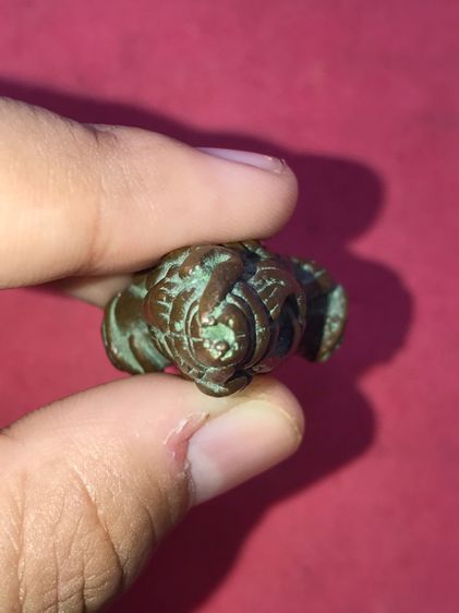 พระปิดตา ยันต์ยุ่ง เนื้อโลหะผสม ผิวออกน้ำตาลอมสีดำ เหี่ยวย่น พระมีน้ำหนัก พระมีเอกลักษณ์ในตัวเอง สภาพสมบูรณ์ สวย แปลก เก่า แท้ หายาก นานๆจะเ รูปที่ 6