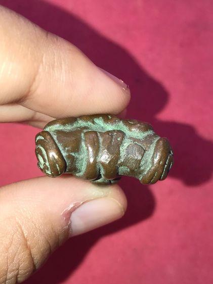 พระปิดตา ยันต์ยุ่ง เนื้อโลหะผสม ผิวออกน้ำตาลอมสีดำ เหี่ยวย่น พระมีน้ำหนัก พระมีเอกลักษณ์ในตัวเอง สภาพสมบูรณ์ สวย แปลก เก่า แท้ หายาก นานๆจะเ รูปที่ 5