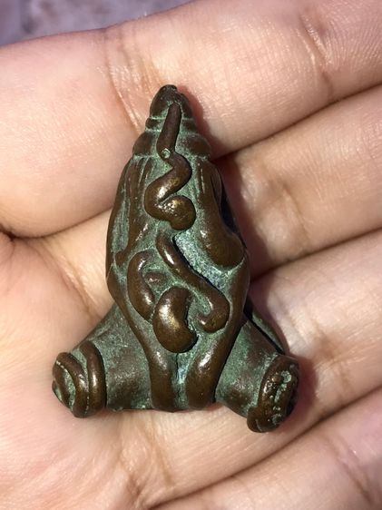 พระปิดตา ยันต์ยุ่ง เนื้อโลหะผสม ผิวออกน้ำตาลอมสีดำ เหี่ยวย่น พระมีน้ำหนัก พระมีเอกลักษณ์ในตัวเอง สภาพสมบูรณ์ สวย แปลก เก่า แท้ หายาก นานๆจะเ รูปที่ 8