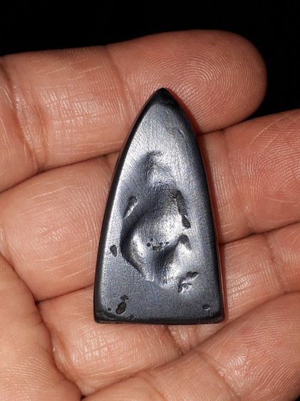 หลวงปู่ทวด เนื้อเมฆพัตร หลังเตารีด พิมพ์ใหญ่ วัดช้างไห้ ปี 2505 ด้านหลังยุบ ย่น เนื้อเมฆพัตรกลับดำ เหยี่ยว ยุบ ย่น มีขี้เบ้า เก่า เดิมๆ เป็น รูปที่ 13