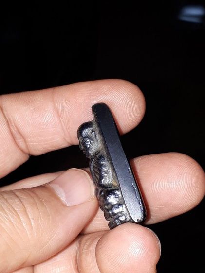 หลวงปู่ทวด เนื้อเมฆพัตร หลังเตารีด พิมพ์ใหญ่ วัดช้างไห้ ปี 2505 ด้านหลังยุบ ย่น เนื้อเมฆพัตรกลับดำ เหยี่ยว ยุบ ย่น มีขี้เบ้า เก่า เดิมๆ เป็น รูปที่ 10