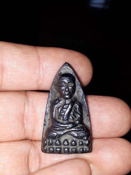 หลวงปู่ทวด เนื้อเมฆพัตร หลังเตารีด พิมพ์ใหญ่ วัดช้างไห้ ปี 2505 ด้านหลังยุบ ย่น เนื้อเมฆพัตรกลับดำ เหยี่ยว ยุบ ย่น มีขี้เบ้า เก่า เดิมๆ เป็น รูปที่ 9