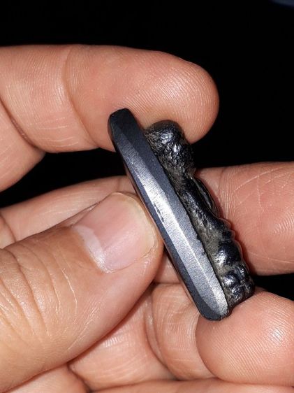 หลวงปู่ทวด เนื้อเมฆพัตร หลังเตารีด พิมพ์ใหญ่ วัดช้างไห้ ปี 2505 ด้านหลังยุบ ย่น เนื้อเมฆพัตรกลับดำ เหยี่ยว ยุบ ย่น มีขี้เบ้า เก่า เดิมๆ เป็น รูปที่ 12