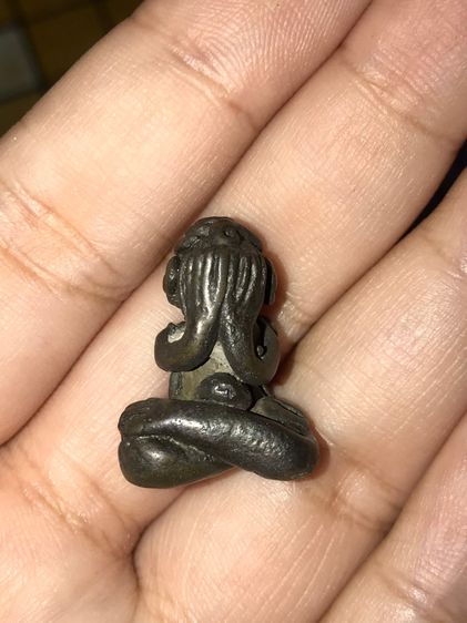 พระปิดตา ยันต์ยุ่ง หลวงพ่อทับ วัดทอง เนื้อสำริด พิมพ์คม เส้นยันต์คมชัด ลึก เส้นสายเป็นธรรมชาติ ตามซอกมีความเก่า ธรรมชาติ สวยงามตามธรรมชาติ แ รูปที่ 9