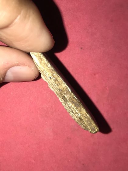 สมเด็จเกศไชโย รุ่นสร้างเขื่อนไม้ ปี 2485 พิมพ์เจ็ดชั้น เนื้อผงพุทธคุณ มีส่วนผสมผงกรุเก่าที่ชำรุดแตกหัก แล้วนำมาบดละเอียดด้วยเหตุนี้ ด้านหลัง รูปที่ 4